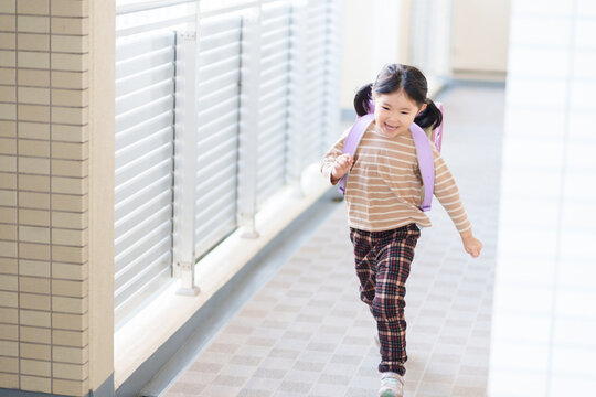 ランドセルを背負って登下校する小学生の子供