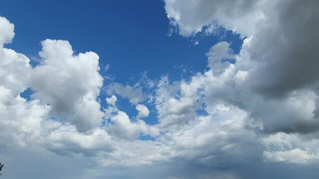 Video timelapse transi&ccedil;&atilde;o de nuvens no c&eacute;u azul