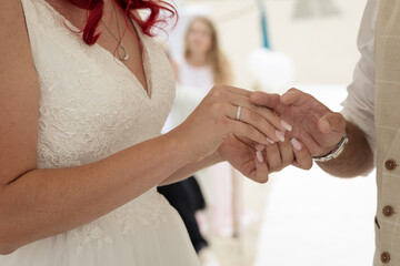Emotionaler Ringtausch am Strand – Ein Moment voller Romantik