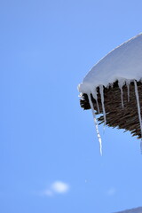 屋根から落ちそうな雪