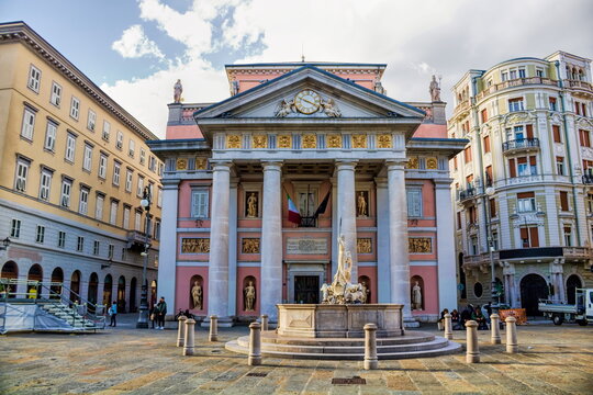 triest, italien - alte b&ouml;rse und neptunbrunnen an der piazza della borsa