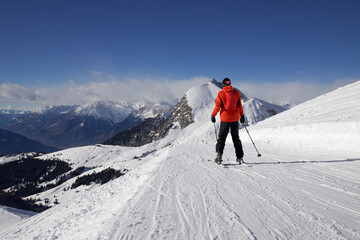 Fototapeta na wymiar Skifahrer auf einer Piste im Skigebiet im Hochgebirge