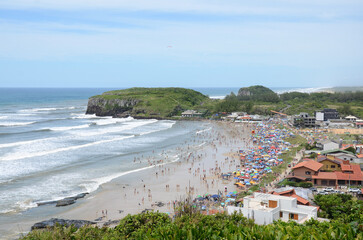 Fototapeta na wymiar Panoramic view of the coast of Torres city with crowded beach - Praia da Cal - Torres, Brasil