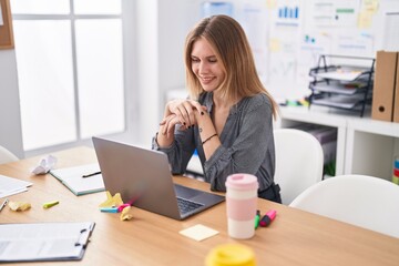 Obraz premium Young blonde woman business worker using laptop working at office