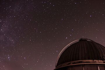 Magischer Himmel: Ein Observatorium erkundet die Geheimnisse des Universums in der dunklen Nacht