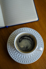 Home office com estilo café, organização e criatividade com espaço livre 