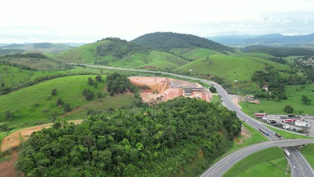 Imagem aérea de drone do trevo da BR-262 em Viana no estado do Espírito Santo, Brasil.