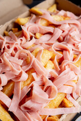caja de papas fritas con jamon 