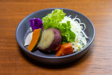 お皿に盛り付けた蒸し野菜のサラダ