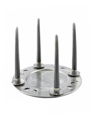 Blechteller als Kerzenhalter auf weiisem Hintergrund