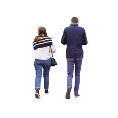 Couple de personnes photographiés de dos qui marche, l'homme regarde son téléphone portable et...