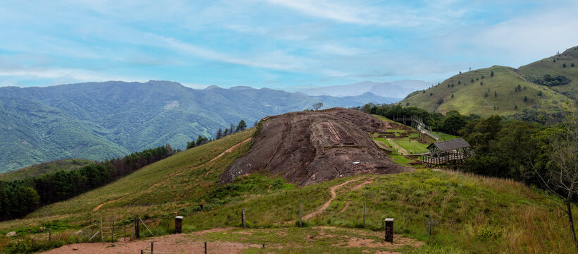 Paisaje del "Fuerte de Samaipata" ubicado en Bolivia, donde existe una gran piedra tallada y ruinas arquitect&oacute;nicas de la &eacute;poca de los incas