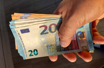 Banconote da 20 e 50 euro nelle mani di un uomo - ricchezza