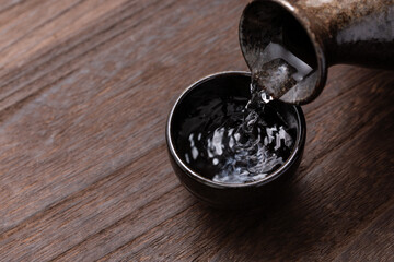 日本酒を注ぐ