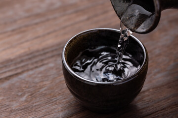 日本酒を注ぐ