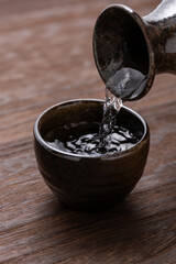 日本酒を注ぐ