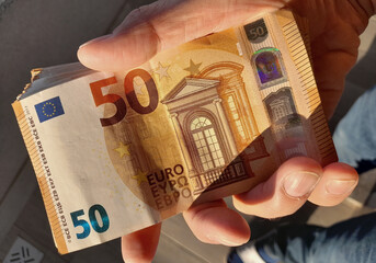 Banconote da 50 euro nelle mani di un uomo - ricchezza 