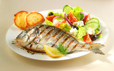 Dorade gegrillt, Dorade, salat, Fischgericht, Mediterran, Brotscheiben, Grill,