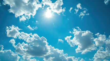 ciel bleu ensoleill&eacute; avec quelques nuages blanc, beau temps