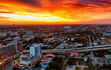 Obraz premium Aerial View of Miami City at Sunset. Capture the stunning beauty of Miami City from above as the sun sets.