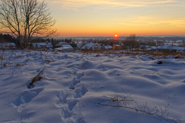 Zimowy krajobraz, śnieg i zachód słońca. Kolorowe niebo i biały puch śniegu. - obrazy, fototapety, plakaty