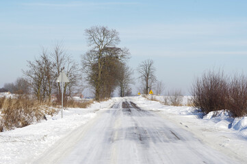 Zimowe drogi, złe warunki do jazdy samochodem. Ośnieżone ulice.