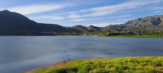 Lago con montañas