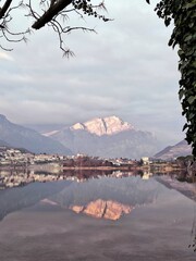 Panorama lago di Annone, riflessi, Lombardia Italia