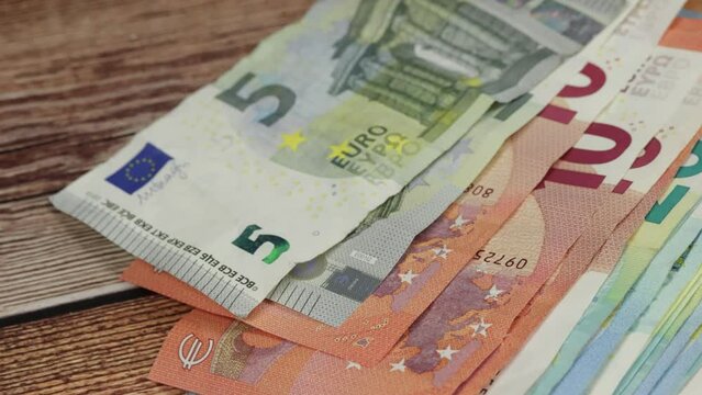 tas de billets de banque sur une table