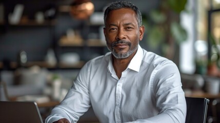 Obraz premium businessman african american working on laptop