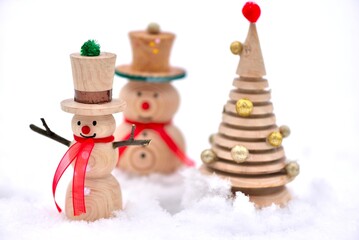 Décor hivernal et bonhommes de neige en bois