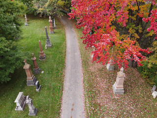 Un cimetière catholique en automne