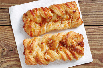 Braided puff pastry buns