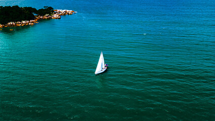Barco Verão Escunas Pirata Baía dos Golfinhos Floripa Turismo Praia Ilha Magia Santa Catarina Sol Mar Oceano Passeios Areia Diversão Escuna Belezas Natureza Ecoturismo Água Salgada Drone Paisagem SC © Pedro