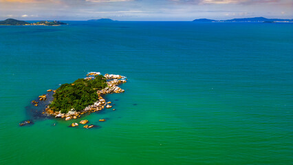 Barco Verão Escunas Pirata Baía dos Golfinhos Floripa Turismo Praia Ilha Magia Santa Catarina Sol Mar Oceano Passeios Areia Diversão Escuna Belezas Natureza Ecoturismo Água Salgada Drone Paisagem SC © Pedro