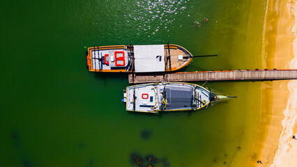 Barco Verão Escunas Pirata Baía dos Golfinhos Floripa Turismo Praia Ilha Magia Santa Catarina Sol Mar Oceano Passeios Areia Diversão Escuna Belezas Natureza Ecoturismo Água Salgada Drone Paisagem SC © Pedro