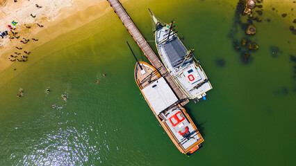 Barco Verão Escunas Pirata Baía dos Golfinhos Floripa Turismo Praia Ilha Magia Santa Catarina Sol Mar Oceano Passeios Areia Diversão Escuna Belezas Natureza Ecoturismo Água Salgada Drone Paisagem SC © Pedro