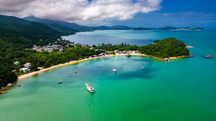 Barco Verão Escunas Pirata Baía dos Golfinhos Floripa Turismo Praia Ilha Magia Santa Catarina Sol Mar Oceano Passeios Areia Diversão Escuna Belezas Natureza Ecoturismo Água Salgada Drone Paisagem SC © Pedro