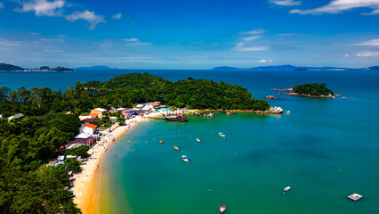 Barco Verão Escunas Pirata Baía dos Golfinhos Floripa Turismo Praia Ilha Magia Santa Catarina Sol Mar Oceano Passeios Areia Diversão Escuna Belezas Natureza Ecoturismo Água Salgada Drone Paisagem SC © Pedro