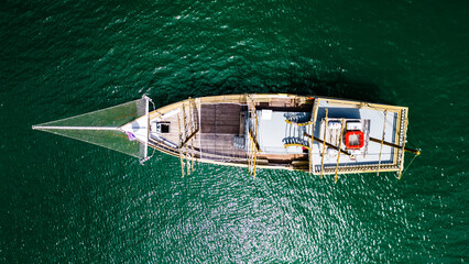 Barco Verão Escunas Pirata Baía dos Golfinhos Floripa Turismo Praia Ilha Magia Santa Catarina Sol Mar Oceano Passeios Areia Diversão Escuna Belezas Natureza Ecoturismo Água Salgada Drone Paisagem SC © Pedro