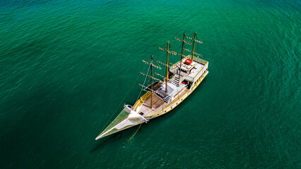 Barco Verão Escunas Pirata Baía dos Golfinhos Floripa Turismo Praia Ilha Magia Santa Catarina Sol Mar Oceano Passeios Areia Diversão Escuna Belezas Natureza Ecoturismo Água Salgada Drone Paisagem SC © Pedro