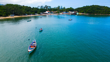 Barco Verão Escunas Pirata Baía dos Golfinhos Floripa Turismo Praia Ilha Magia Santa Catarina Sol Mar Oceano Passeios Areia Diversão Escuna Belezas Natureza Ecoturismo Água Salgada Drone Paisagem SC © Pedro