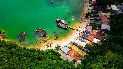 Barco Verão Escunas Pirata Baía dos Golfinhos Floripa Turismo Praia Ilha Magia Santa Catarina Sol Mar Oceano Passeios Areia Diversão Escuna Belezas Natureza Ecoturismo Água Salgada Drone Paisagem SC © Pedro