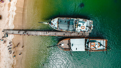 Barco Verão Escunas Pirata Baía dos Golfinhos Floripa Turismo Praia Ilha Magia Santa Catarina Sol Mar Oceano Passeios Areia Diversão Escuna Belezas Natureza Ecoturismo Água Salgada Drone Paisagem SC © Pedro