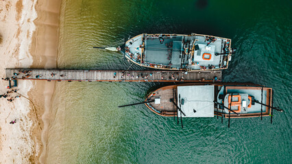 Barco Verão Escunas Pirata Baía dos Golfinhos Floripa Turismo Praia Ilha Magia Santa Catarina Sol Mar Oceano Passeios Areia Diversão Escuna Belezas Natureza Ecoturismo Água Salgada Drone Paisagem SC © Pedro