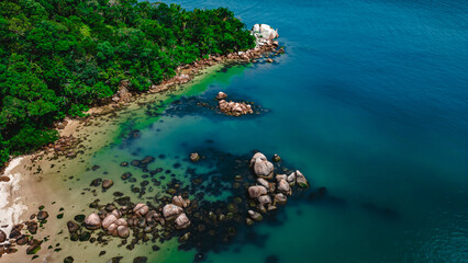 Barco Verão Escunas Pirata Baía dos Golfinhos Floripa Turismo Praia Ilha Magia Santa Catarina Sol Mar Oceano Passeios Areia Diversão Escuna Belezas Natureza Ecoturismo Água Salgada Drone Paisagem SC © Pedro