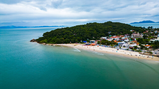 Praia de Ponta das Canas Bairro Ver&atilde;o Ilha Tropical Para&iacute;so Sul Atl&acirc;ntico Florian&oacute;polis Casas Edif&iacute;cios Surfe Esporte Sol &Aacute;gua Floripa Santa Catarina Natureza Ao Ar Livre Turismo Viagem Drone SC Surf