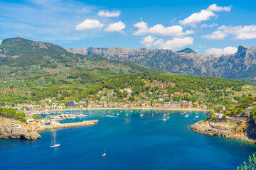 Fototapeta na wymiar Port de Soller: a stunning snapshot where the UNESCO-protected Tramuntana Mountains meet the tranquil, azure waters of Mallorca's west coast.