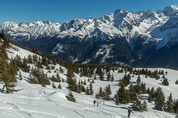 Fototapeta na wymiar Randonnée en raquettes , Paysage depuis le Grand Rocher en hiver , Massif de Belledonne. Isère,Alpes 