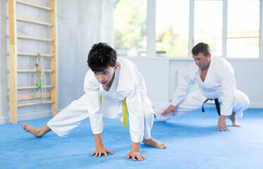 Muscle training and stretching before individual karate or judo training for teenager with a coach